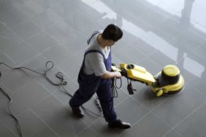 Mann som vasker gulvet hos en bedrift